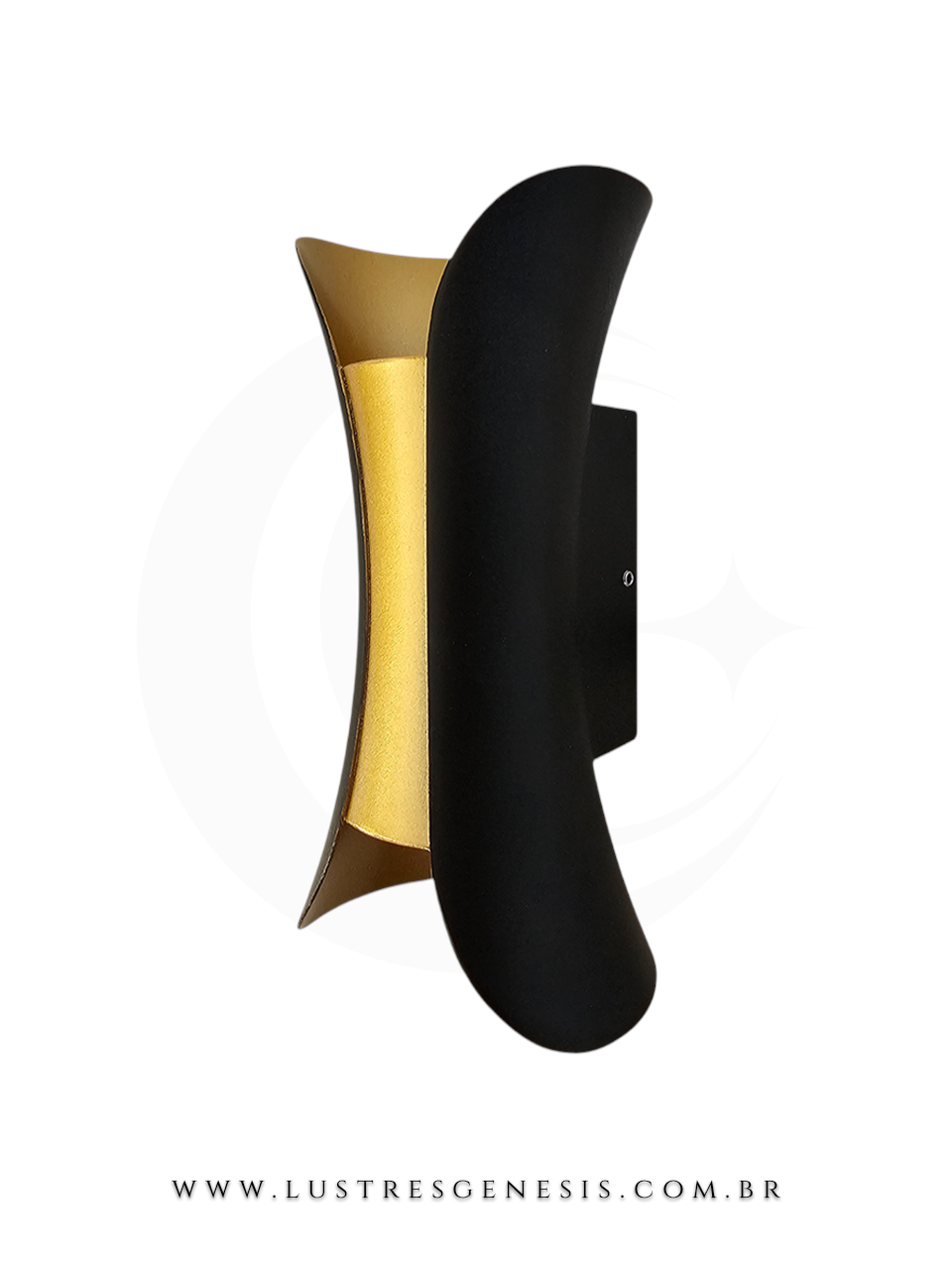 Luminária de parede resistente à água modelo Eclipse Ø40cm instalada em área externa com parede cinza, poltrona azul e plantas decorativas.